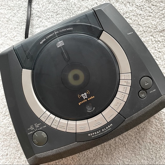 Phillips CD Clock Radio with Gentle Wake - Picture 3 of 9